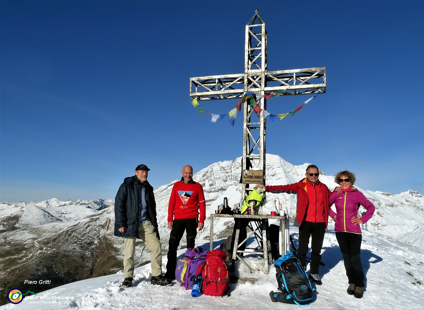 48 Alla croce di vetta di Cima Grem (2049 m) con da sfondo l'Arera.JPG -                                